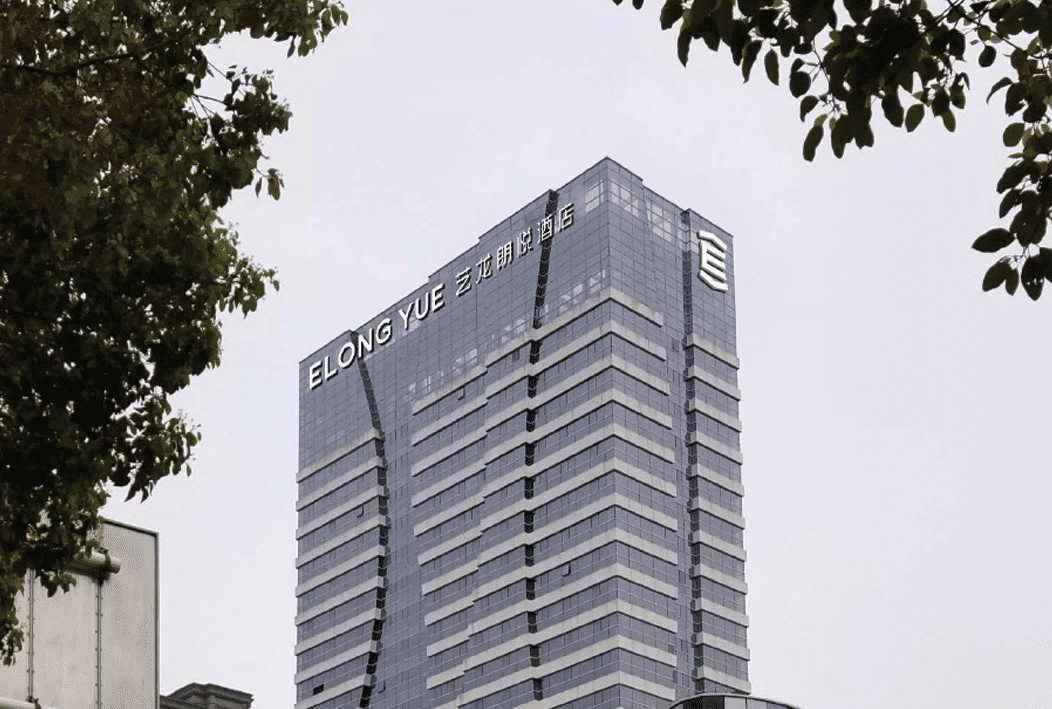 藝龍酒店樓頂發(fā)光字標(biāo)識牌設(shè)計(jì)制作安裝